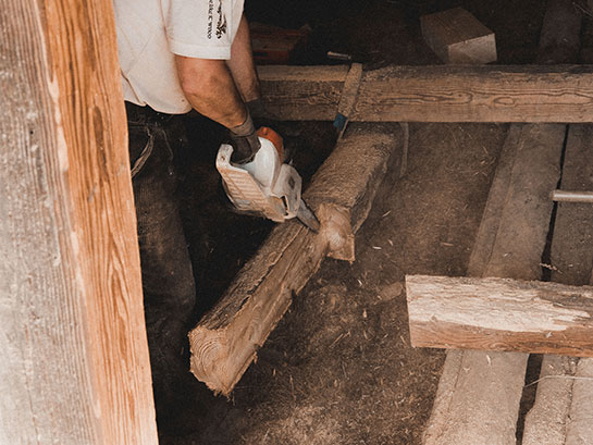 Der schadhafte Bereich der Deckenbalken wurde zurückgeschnitten und eine 	Blattverbindung hergestellt, um neues Holz anzusetzen.